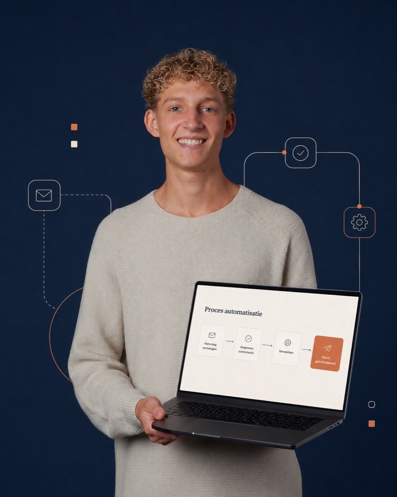 De bouwer achter Stap Minder met een laptop waarop een proces loopt van aanvraag tot bevestiging